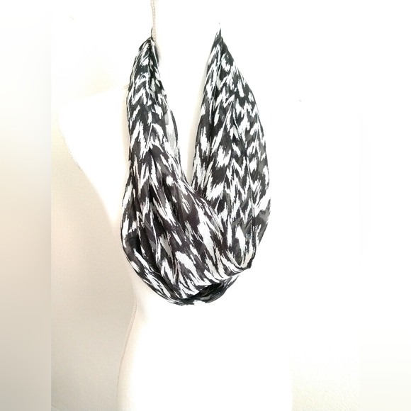 Black White Abstract Infinity Scarf Circle Loop Scarf Kohl's - Picture 1 of 3